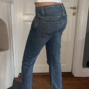 Crocker 311 blå jeans W29 L34 - Snygga blå jeans från Crocker, modell 311, med klassisk femficksdesign och raka ben. Jeansen har en normal passform och är tillverkade i 100% bomull. De har lätt slitna detaljer framtill för en cool look.