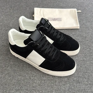 Valentino Flycrew | 39 - Valentino Flycrew sneakers | Grymt skick; alla nitar kvar | Original dustbag ingår | Storlek 38 men passar 39 | INGA BYTEN | Fraktar spårbart eller möts upp i Täby 