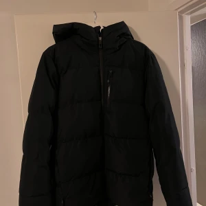 Svart Mckinley Jacka - Säljer en svart mckinley använd bara förra året, inga skaodr eller defekter.