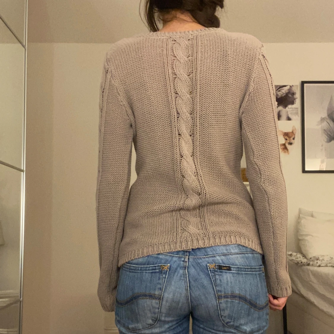 Beige stickad tröja med kabelmönster - 1