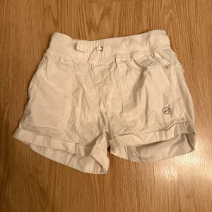 Vita schorts från Hot Tuna  - Vita schorts från Hot Tuna. Inköpta i London. Nästan aldrig använda 
