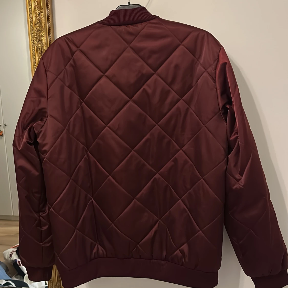 Vinröd quiltad bomberjacka Adidas - 3