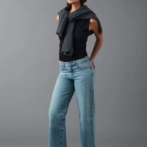 Gina Tricot Jeans - Säljer ett par ljusblå jeans från Gina Tricot med vida ben. Jeansen är gjorda i mjukt material och är mycket sköna att bära. Säljer pga att jag inte längre använder dem. 💘💘 Pris kan diskuteras.