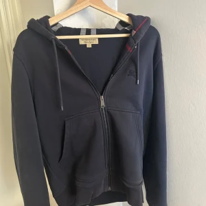 Burberry hoodie - Säljer nu denna extremt snygga Burberry hoodien för bara 1899, vilket är långt under nypris! Den är självklart äkta och vid frågor och funderingar är det bara att skriva.