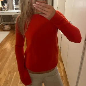 Röd stickad tröja  - Röd snygg och jätte skön stickad tröja som sitter jätte fint och lite tajtare💕💕M men passar S och Xs