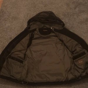 Stenströms väst - Olivgrön väst från stenström, riktigt bekväm med en stor luva och praktiska fickor. Väldigt stil ren och passar till dom mesta outfitsen 