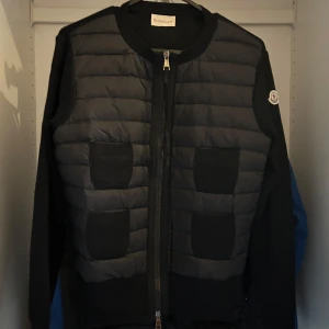 Moncler cardigan dam  - Säljer denna moncler cardigan dam i storlek M, mycket fint skick, såklart äkta, kvitto finns, priset kan diskuteras, kom med bud! 