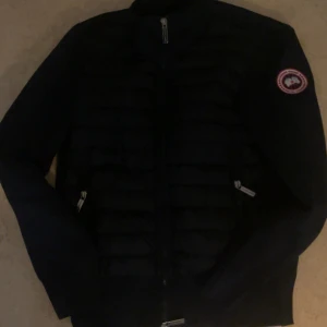  Canada Goose cardigan  - Inga skador/ fläckor och de finns att hämta i Göteborgs område inklusive Mölndal, Kungsbacka och Partille. Pris kan diskuteras.