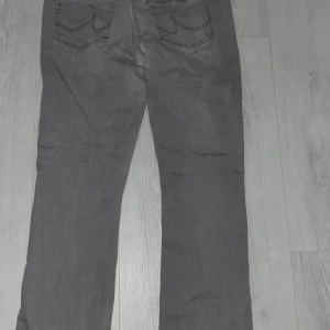 Grå jeans Valerie från LTB - Snygga grå jeans från LTB, modell Valerie. Klassisk femficksdesign med bootcut och diskreta sömmar på bakfickorna. Storlek 31/32 Jeansen har normal passform och är tillverkade i mjukt jeanstyg som sitter skönt hela dagen. Dom är använda ca 2-3 gånger men det märks inte. 
