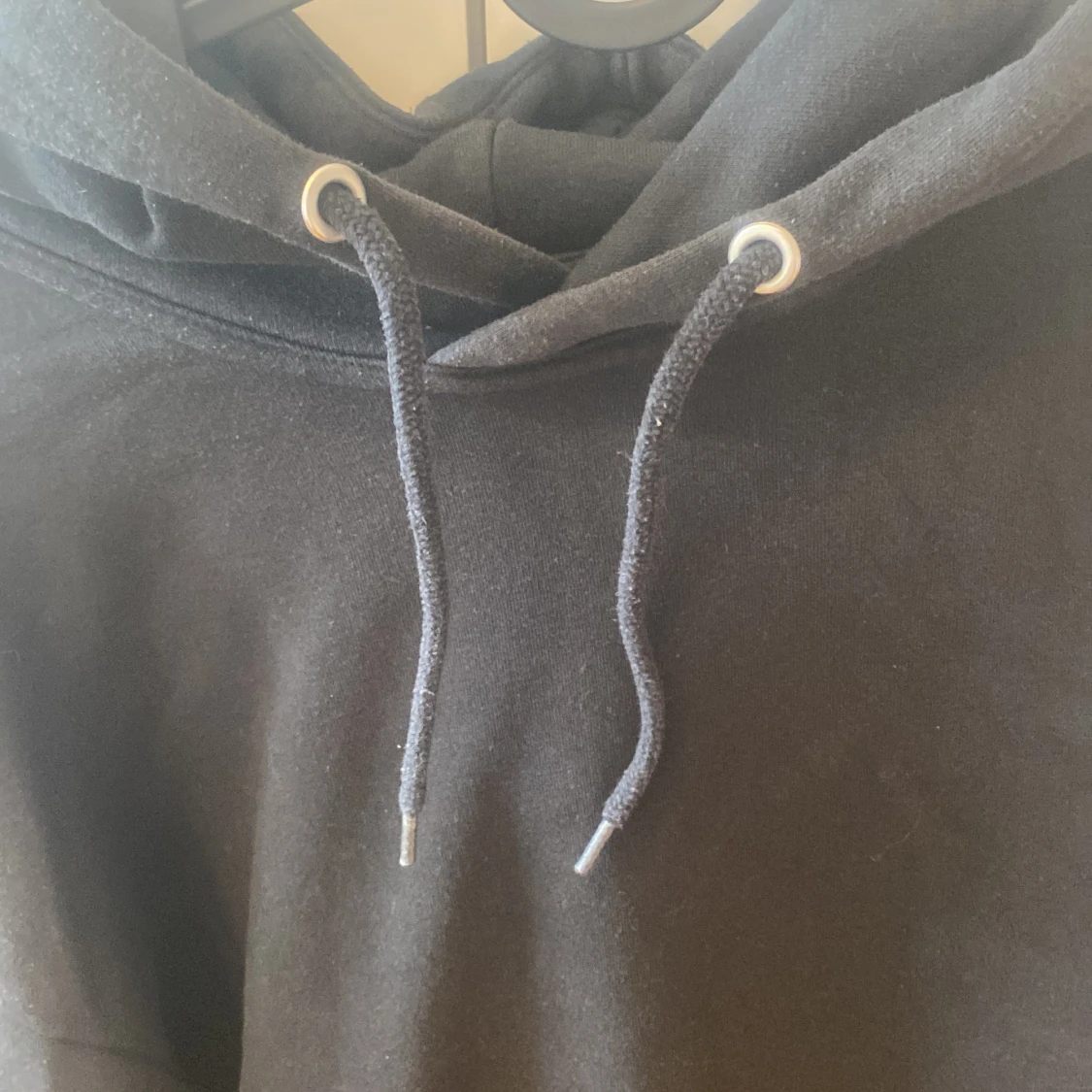 Svart hoodie från 157 med huva - 1