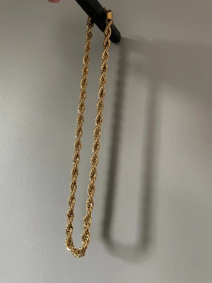 Cordell 8mm (Grov) PVD 18k plätering - ✨ Cordell Halsband 8mm – 18K Guld PVD plätering- 55cm✨Denna cordell är grov!  Lyx möter hållbarhet. Tillverkat i rostfritt stål (316L) med 18K guld PVD-plätering för en djup, glansig finish som håller över tid. Vattentåligt, reptåligt och byggt för att behålla sin lyster – varje dag.  💎 Tidlös design 💧 Hypoallergen & färgbeständig 🔥 Perfekt balans mellan stil och styrka