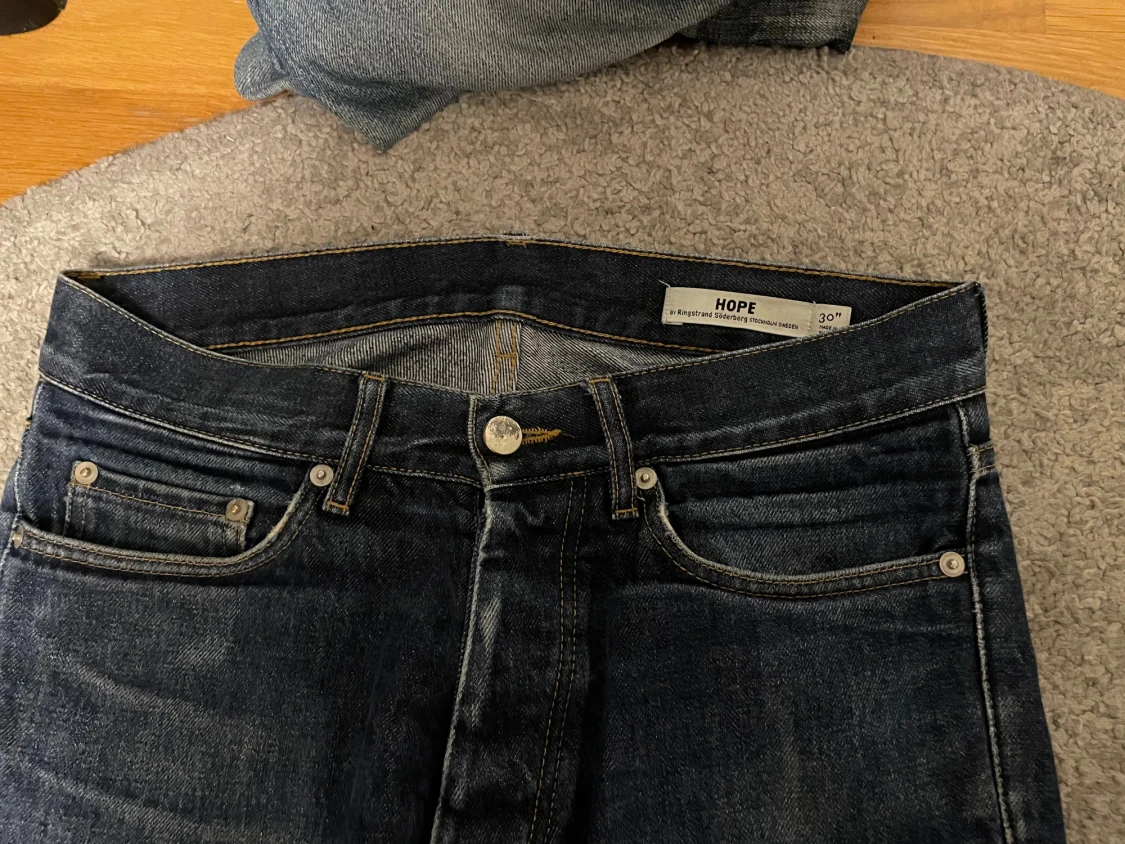 Mörkblå jeans från HOPE, straight fit - 1