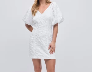 Vit kort klänning med puffärm - Säljer min super söta klänning som jag tänkte ha till studenten men som tyvärr inte passade. Nypris 600kr, och prislapp är kvar på.