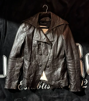 Goth skinnjacka - Supercool och väldigt bekväm skinnjacka i strl 34/36 ungefär. Superbra skick och kvalité! 