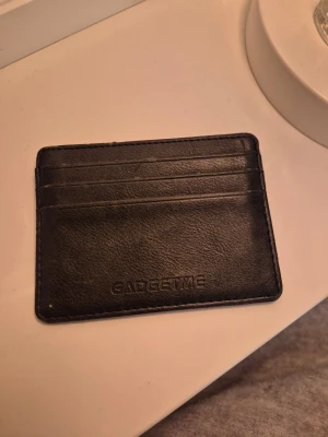 Svart kortfodral från GadgetMe - Slimmat svart kortfodral från GadgetMe❣️