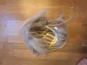 Albedo Genshin Impact Perul - Albedo peril fårn Genshin Impact. Peruken har ett inre nät för bra passform och är tillverkad i syntetmaterial. Perfekt för cosplay, maskerad eller när du vill byta stil snabbt. Håret är mjukt och har en naturlig glans.