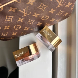 Beautyact - Smink från beautyact, som highlighter och bronzer. Obs testade en gång🧡