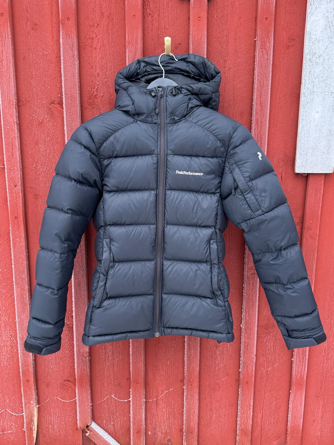 Svart dunjacka Peak Performance Frost Down XS