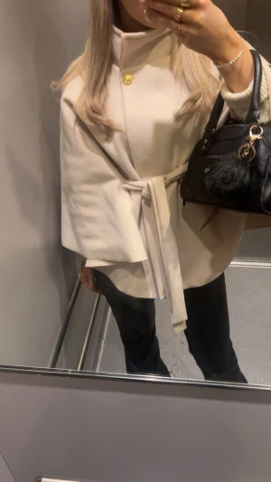 Missäy poncho beige - fin poncho kappa från missäy 