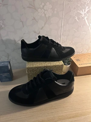 Mm gats - Hej och välkommen till BL nu säljer vi ett par mm gats inte 100% på om de är äkta han jag köpte av sa de men jag vet inte så jag knappt kan något om gats därav priset Box medföljer kom med bud mvh BL !!!!!!!!! HELT NYAAAA!!!!!!!!!!