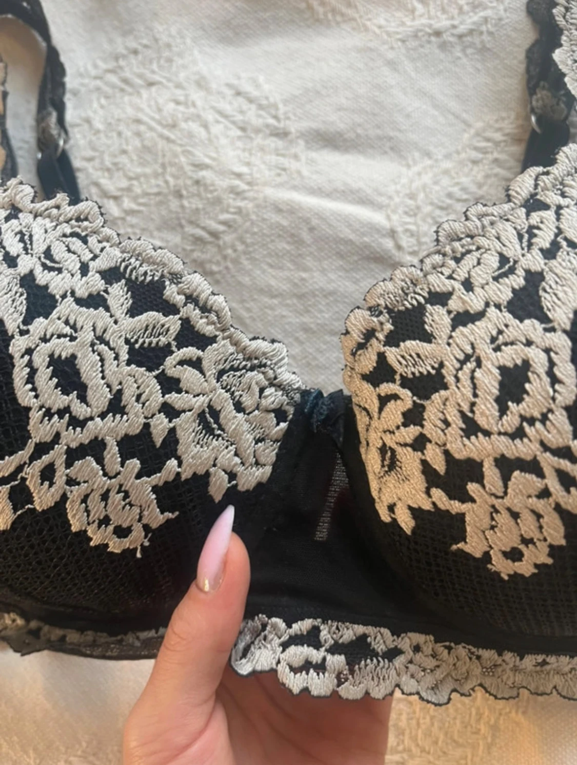 Svart bh med blommigt mönster - 1