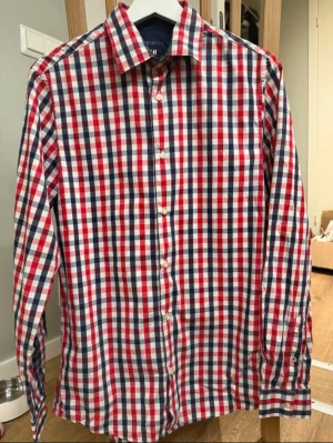 Rutig skjorta H&M - Rutig skjorta H&M. Herr storlek S. I bra skick, använd några gånger. Köpt för 299 kr. 69 % cotton, 27 % polyamide och 4 % elestan. Mått på sista bilden.