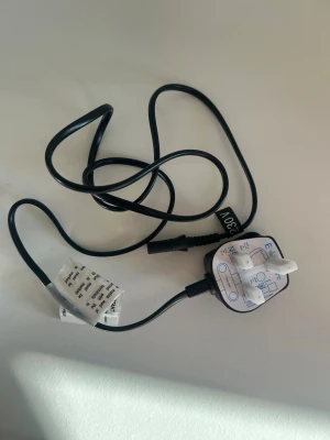 Strömkabel - En strömkabel med stickkontakt. Helt oanvänd!