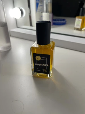 Lush Super Milk Perfume 30ml - Super Milk från Lush i 30ml flaska. Handblandad parfym med fina eteriska oljor. Vegansk och självkonserverande. Ingredienser: alkohol denat, eteriska oljor, parfym, limonene, linalool, citronellol, geraniol, citral, farnesol. Perfekt för dig som vill sticka ut.