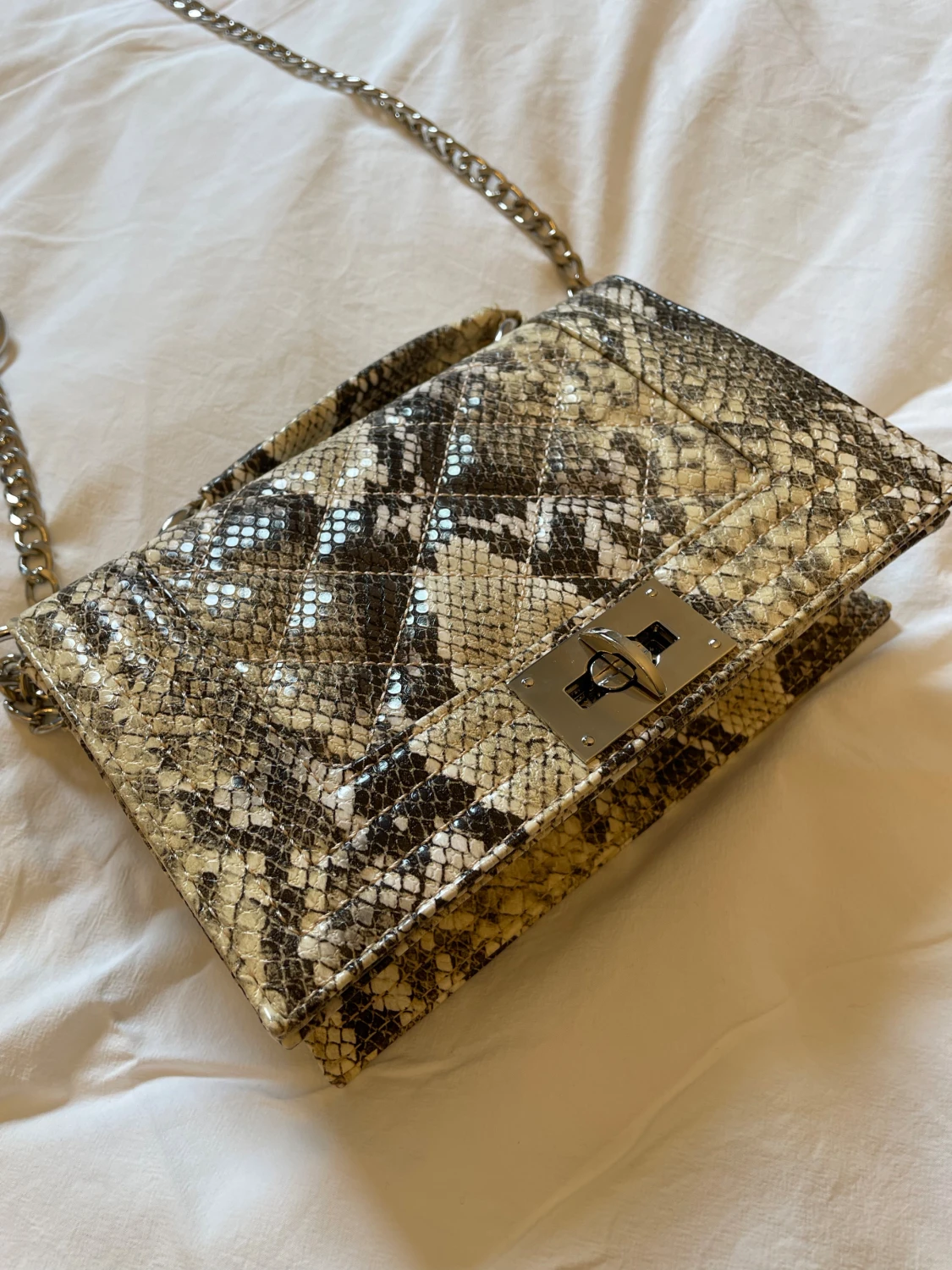 Axelväska i ormmönstrad skinnimitation - 2