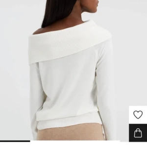 Stickad tröja - Jätte fin vit stickad tröja🫶🏻använd 2 gånger så precis som ny. köpte den för 959 kr, bara att skriva för fler bilder eller frågor💘 pris kan diskuteras!