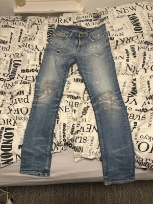 Nudie jeans med slitningar - Säljer dess as snygga nudies med slitningar och riktigt snygga fades.                Modell: Lean Dean, Storlek: W28 L32