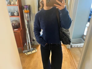 Blå stickad tröja Samsoe Samsoe - Superfin mörkblå stickad tröja från Samsoe Samsoe i storlek XS. Fint skick och knappt använd. Säljes då den tyvärr inte kommer till användning. 