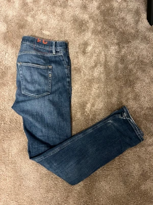 Dondup jeans - Säljer nu dessa riktigt eftertraktade italienska dondupjeans till ett bra pris. Jeansen är blåa och har toppenkvalitet. Jag har använt dem till ett byggprojekt i somras vilket har lett till lite små defekter som knappast syns, annars är de i toppskick. Jeansen är av modellen Icon med en regular fit och har storlek 31. Köpta på Ströms i Stockholm för 3000kr. Om ni har frågor är det bara att höra av sig!