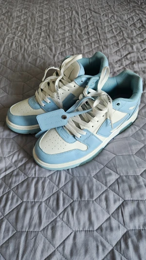 Off-White sneakers i ljusblått och vitt - Säljer ett par Off-White sneakers. Har använt de ca 6-7 gånger. De ser fortfarande nya ut förutom att undersidan e lite smutsig och off white texten inuti skon är lite bortsuddad. Gissa varför priset är lågt, ställ gärna frågor 🐼