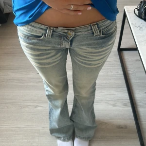 Weekday booty bei low jeans - (Intressekoll)populära jeans från weekday i färgen ljusblå, st 27/32 men lite större i storlek💞tryck INTE på köp nu! Skriv innan om du är intresserad av att köpa. 