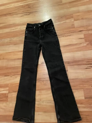 Svarta bootcut jeans med hög midja - Snygga svarta jeans med bootcut. Hög midja.