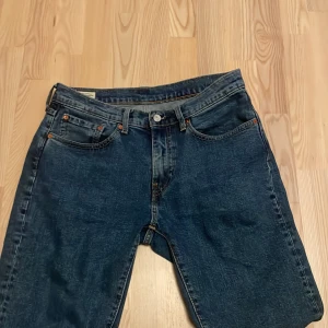 Levi’s 514 Jeans - Säljer Levi’s jeans eftersom de är för stora. Bredd 32 längd 34. Knappt använda