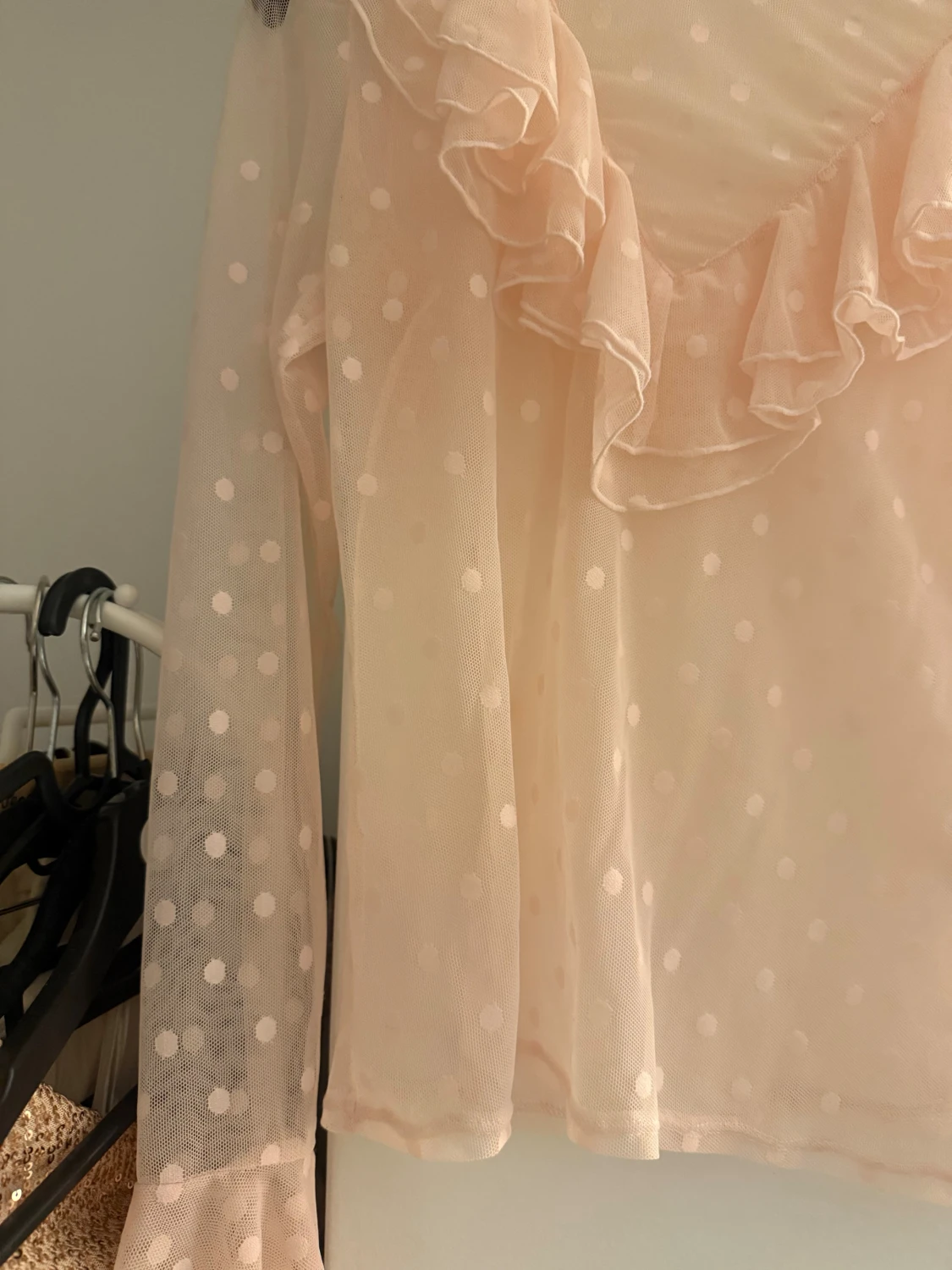 Ljusrosa prickig volangblus  - 1