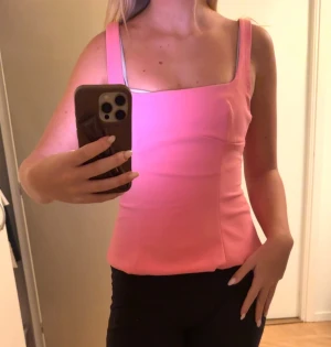 Rosa topp med rosett i ryggen - Super söt top med rosett från Zara! Använd 2 gånger 