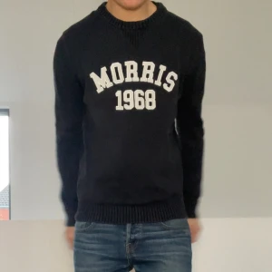 Mörkblå Morris tröja - Säljer en sjukt fet Finstickad Tröja från Morris. Tröjan är i en mörkblå färg som passar allt och den har en perfekt passform. Storleken på tröjan är L men den sitter som en S-M. Hör gärna av er vid frågor eller funderingar!!