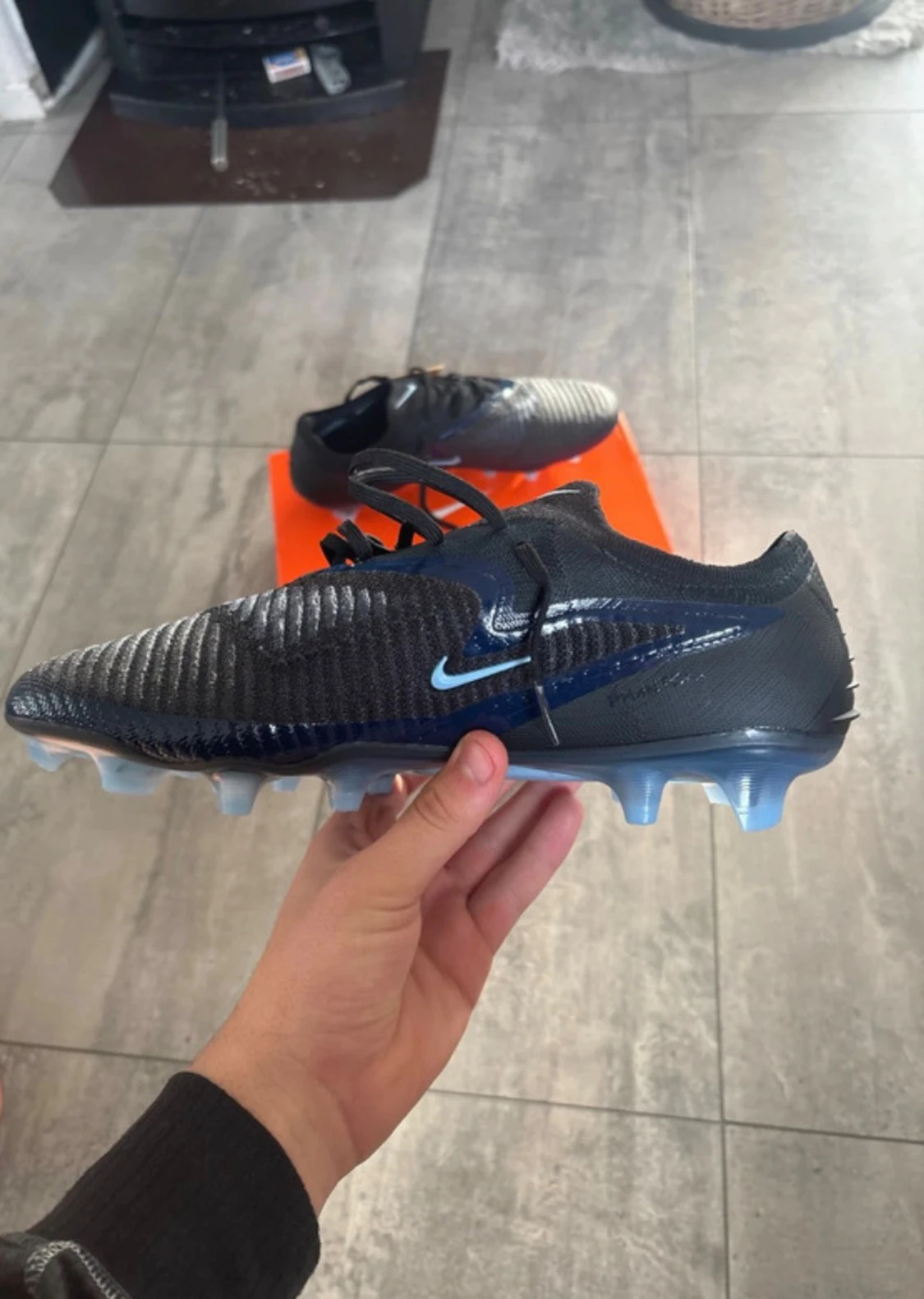 Nike fotbollsskor svarta med blå detaljer - 1