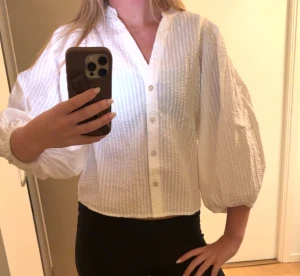 Vit blus från Lindex - Super söt och trendig blus från Lindex! Aldrig använd