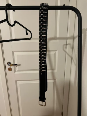 Patronbälte. - Ett patron bälte som är perfect för den som gillar rock, punk, metal eller bara vill ha en cool accessoar. Den är i hyfsat bra skick lite trasig och saknar en patron men det är ju det som händer när man går på metal konsärer.
