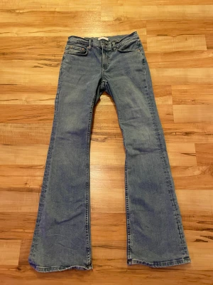 Bootcut jeans från Perfect Jeans, blå - Snygga blå bootcut jeans från Perfect Jeans i klassisk modell med fem fickor och knappstängning. Jeansen har en rak passform upptill och vida ben nedtill, vilket ger en cool retrovibe. Materialet är slitstarkt denim och färgen är ljusblå.
