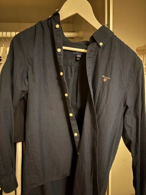 Gant skjorta - Säljer då den är för liten, i fint skick. Storlek 158-164, 13-14 åringar