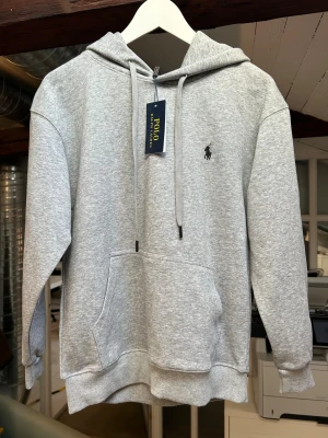 Ralph lauren polo hoodie - Jag fick tröjan i present men den var för liten för mig. Aldrig använd och i bra skick.
