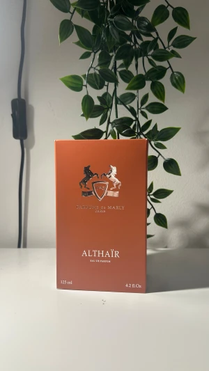 Parfums de Marly Althaïr 125ml - Althaïr Eau de Parfum från Parfums de Marly Paris. Snygg och exklusiv flaska, perfekt för dig som vill sticka ut. Volym: 125 ml.