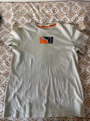 Puma tröja  - Säljer denna för den inte passar mig längre använt ett par gånger men annars är den i mycket bra skick