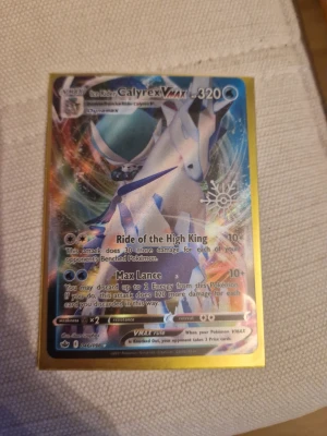 Ice Rider Calyrex VMAX - Cool och glittrande Pokémon-kort med Ice Rider Calyrex VMAX! Perfekt för samlare och spelare som vill boosta sin lek med kraftfulla attacker som Ride of the High King och Max Lance. Ett måste för dig som älskar Pokémon och vill ha något unikt i din samling.