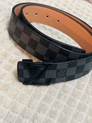 Grå svart bälte  - Fin grå svart bälte priset kan diskuteras . 